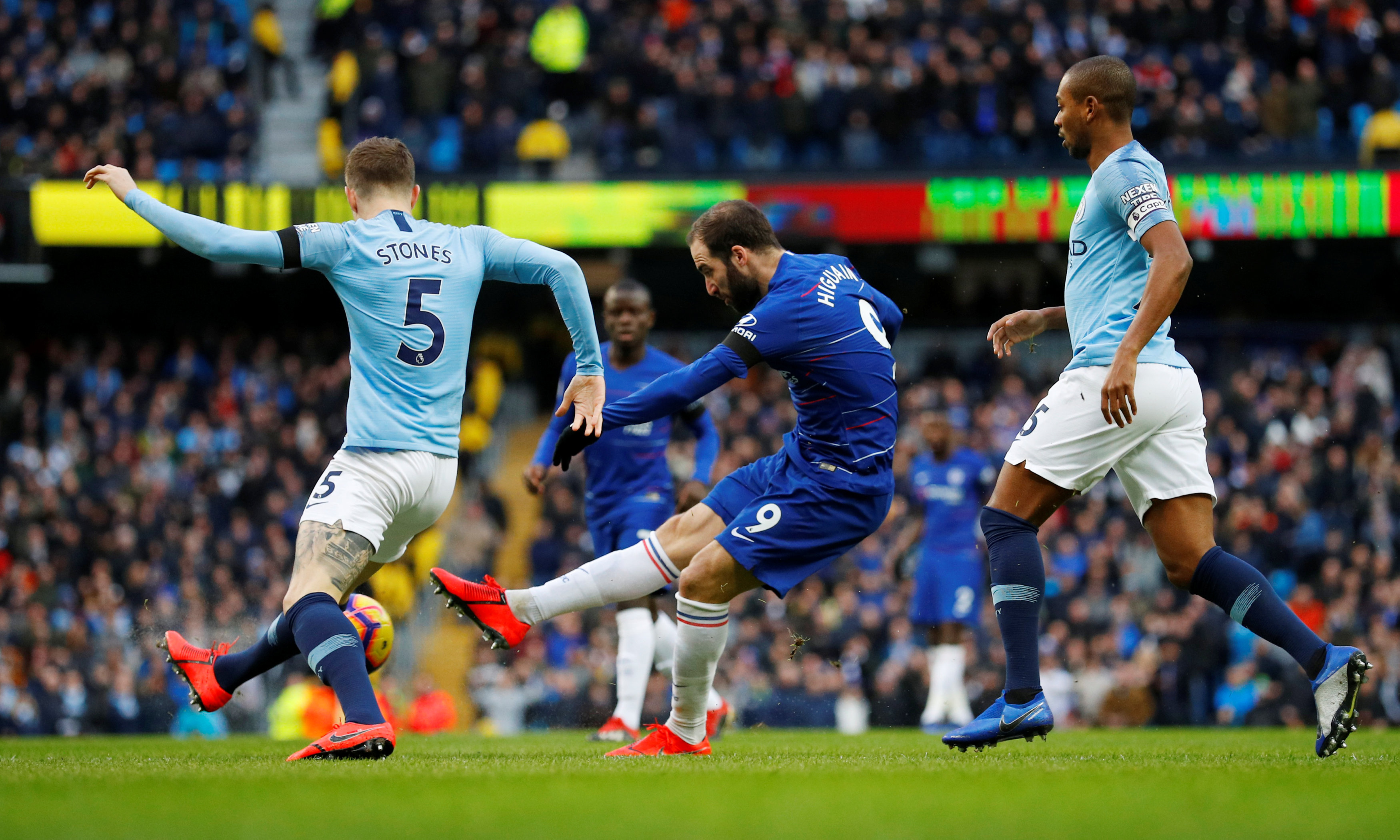 另类数据！埃迪半场交出3分13篮板2盖帽