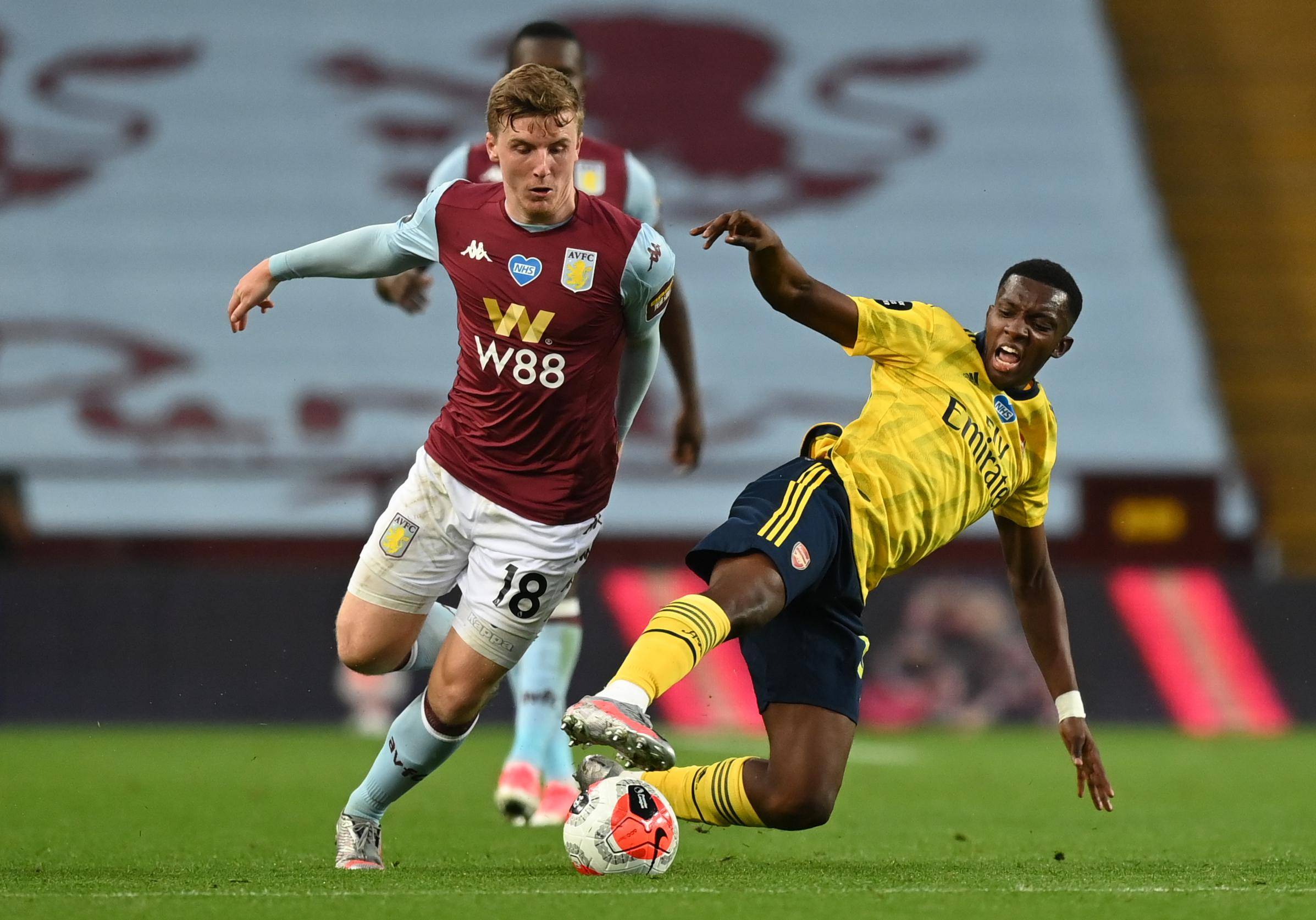 连输埃因霍温、本菲卡，那不勒斯队史首次遭遇欧冠客场连败（先后负于埃因霍温和本菲卡，那不勒斯队史首度在欧冠遭遇客场连败）