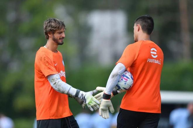 中场球员的职责是什么？