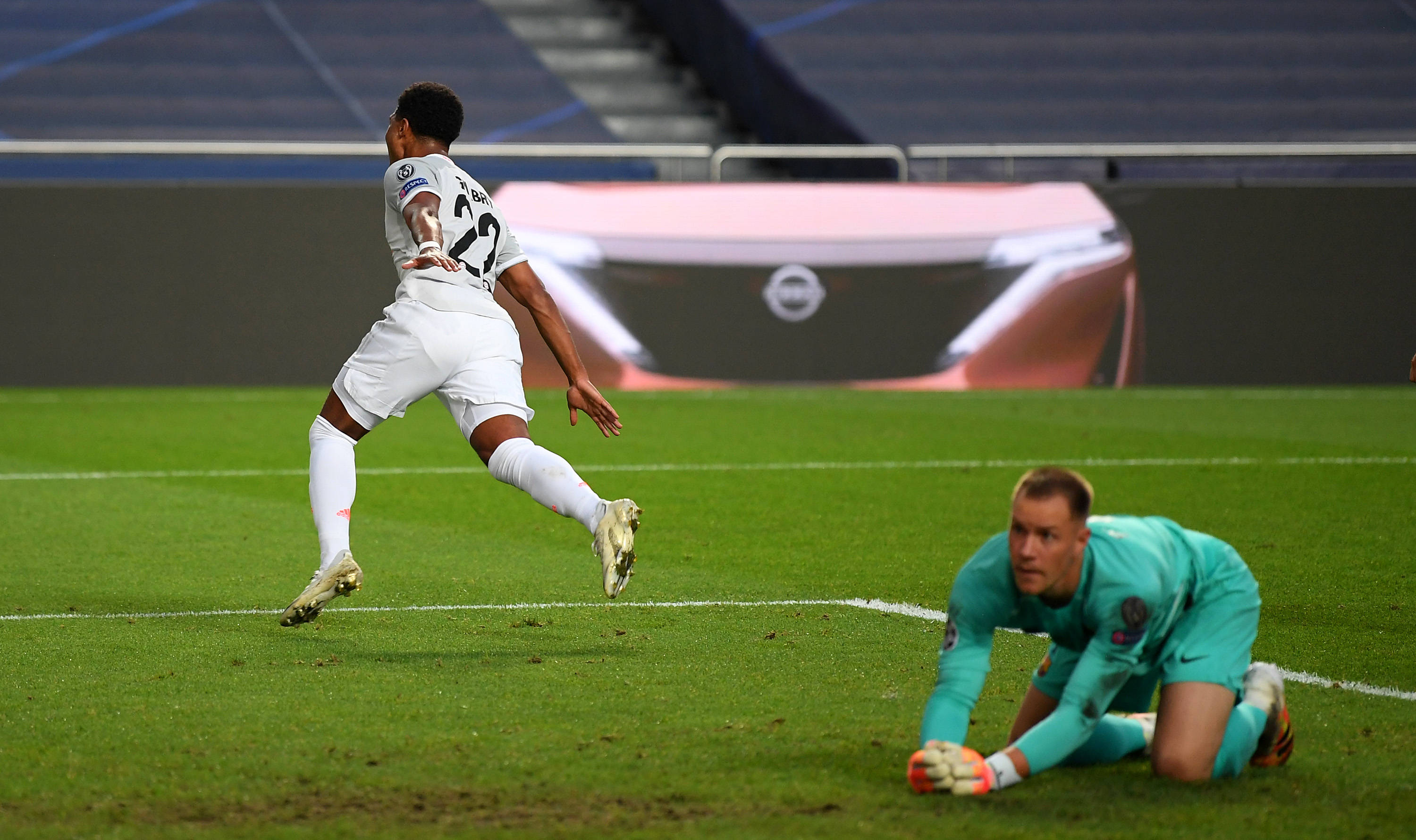 意甲战报：伊萨克森、厄德高破门，十人拉齐奥1-1博洛尼亚（意甲综述：十人拉齐奥1-1战平博洛尼亚，伊萨克森与厄德高相继破门）