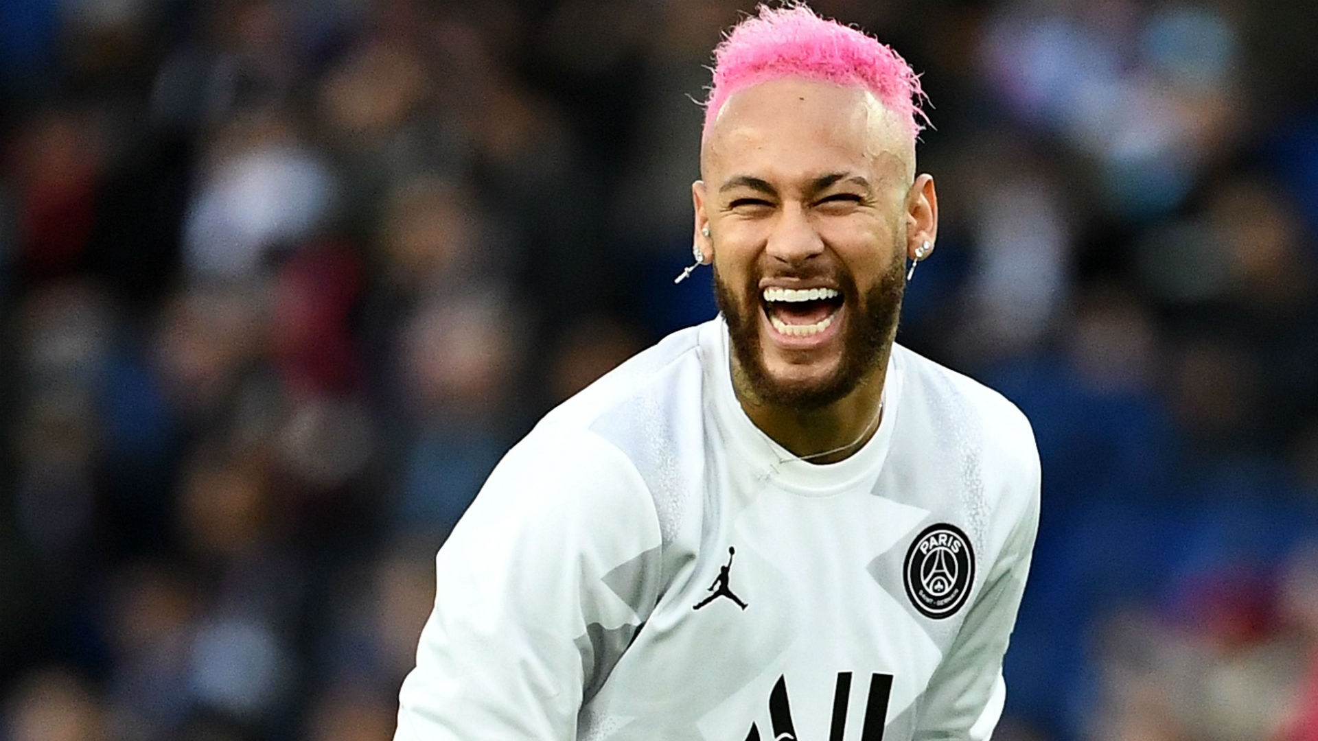 比赛结束后球员激动落泪