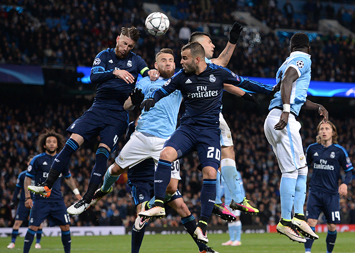 调皮二娃上线，穆勒庆祝夺冠时和25号队友高尔德顶牛假装受伤