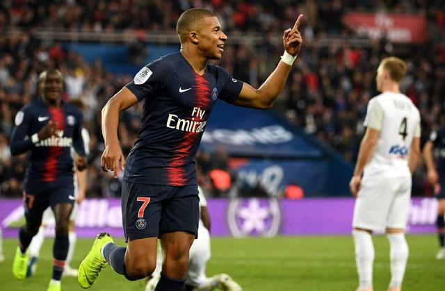 卡斯尔成马刺队史第三位在21岁以下得到30+10+5的球员