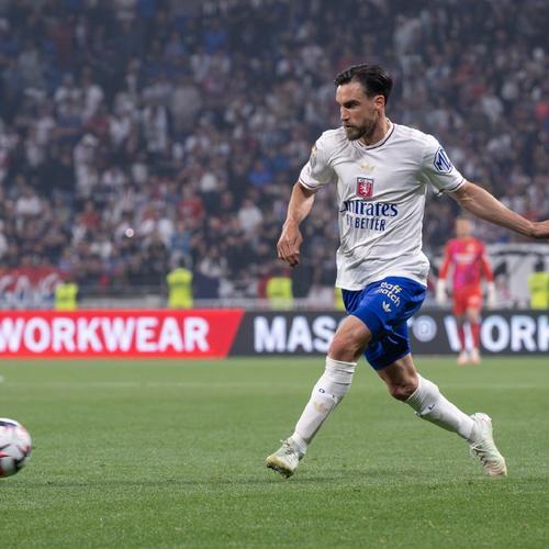 阿尔巴：亚马尔和佩德里等球员很出色，但没人能和梅西比（阿尔巴盛赞亚马尔与佩德里，但称无人能与梅西相提并论）